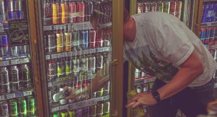 Hombre cumple reto de tomar 12 bebidas energéticas en 10 minutos y casi muere