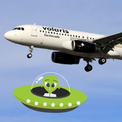 Capta en video el momento exacto en el que un ovni pasa cerca del ala de un avión comercial