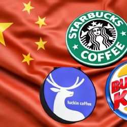 Starbucks y Burger King ceden terreno en China: por qué cambiaron de estrategia