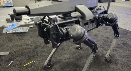 Fabricante de armas estadounidense presenta un perro robot armado con un rifle