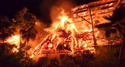 Incendio en Holbox: llamas consume hoteles en la isla | VIDEO