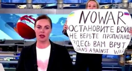 Periodista rusa se mete a noticiero y muestra pancarta: NO A LA GUERRA; fue detenida (VIDEO)