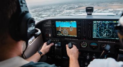 Piloto se DESMAYA y pasajero ATERRIZA avión en Florida; así fue el momento de pánico (VIDEO)