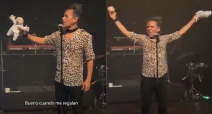 Café Tacvba despedaza a Dr. Simi en pleno concierto; Rubén Albarrán le arrancó la cabeza al peluche