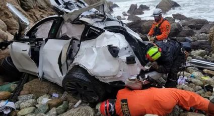 Coche de Tesla cae a un acantilado; se investiga si estaba en piloto automático | VIDEO