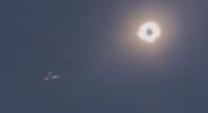 Captan a misterioso OVNI durante el eclipse total de sol en Texas | VIDEO