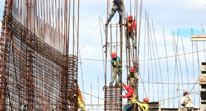 Día de la Santa Cruz: Esto es el promedio de ingresos de un albañil en 2024