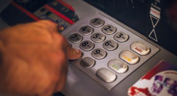Este es el botón de cajero automático que casi nadie usa pero te salvará de varias estafas
