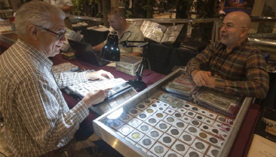 ¿Cómo negociar con un coleccionista para que me compre mis monedas antiguas a buen precio?