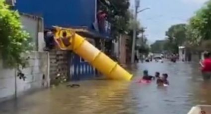 VIDEO: En plena inundación, habitantes de Tamaulipas colocan un tobogán en la calle