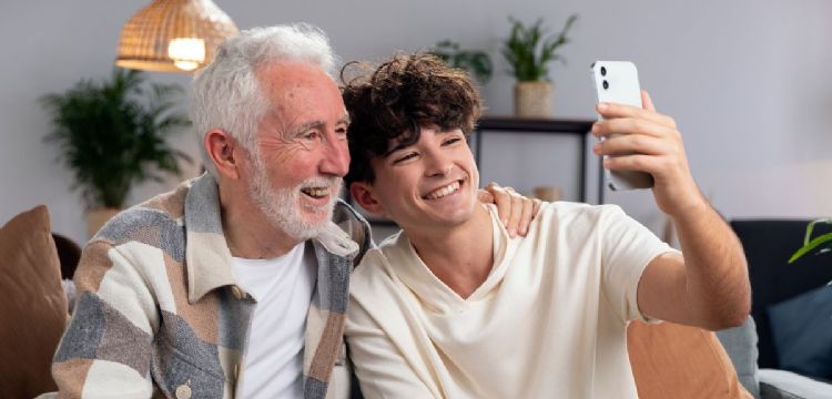 Gen Z y Generación Silver: los aliados inesperados que comparten prioridades y miedos digitales