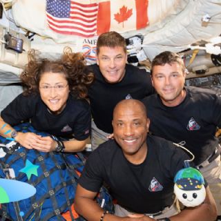 ¡Insólito! Captan supuestos OVNIs cerca de la nave Artemis II de la NASA | VIDEO